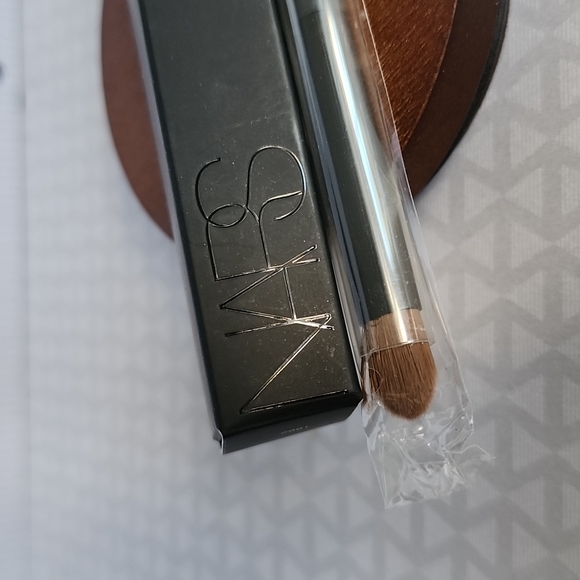 NARS # 49 Wet Dry Eyeshsdow Brush - Picture 1 of 8